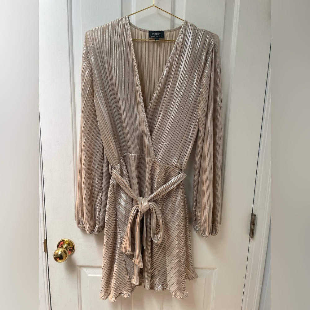 8/10 Bardot Pleated Metallic Dress in Champagne